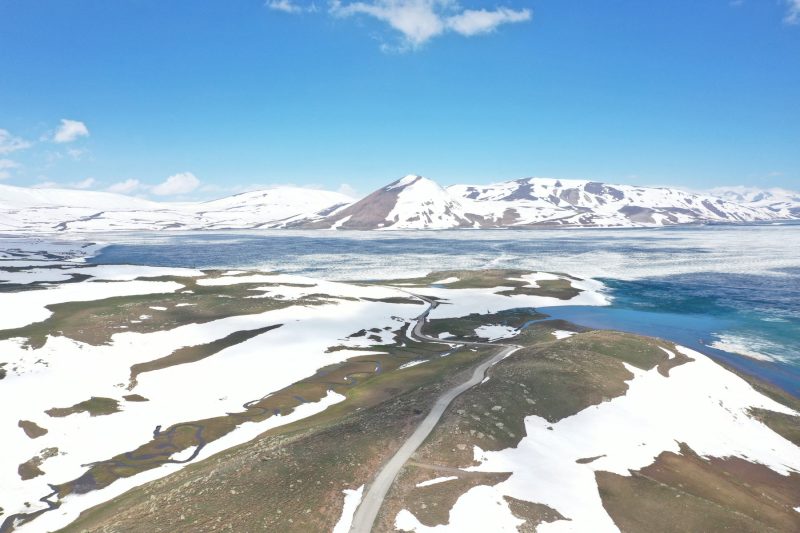 Descoperire uriașă sub gheața Antarcticii. Cercetătorii au identificat una dintre cele mai mari structuri geologice ascunse de pe Pământ