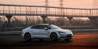 BYD vrea să bată Tesla la încărcare: stații de 1.500 kW și planul care poate schimba Europa