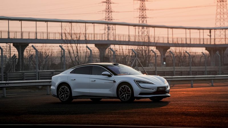 BYD vrea să bată Tesla la încărcare: stații de 1.500 kW și planul care poate schimba Europa