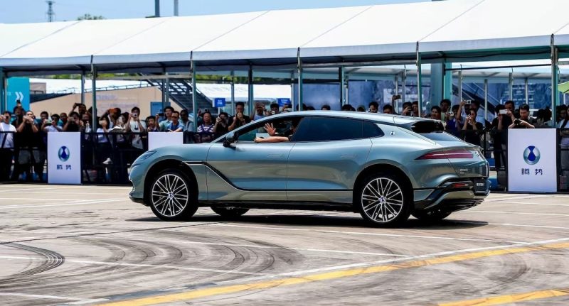 BYD atacă Porsche Panamera cu Denza Z9 GT: mașina electrică cu 1000 de kilometri autonomie costă 115.000 de euro în Europa și se încarcă în 9 minute