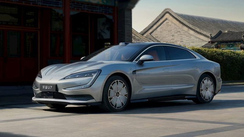 Mașina electrică BYD care se întoarce pe loc ca un tanc. Chinezii arată funcția pe care americanii doar au promis-o