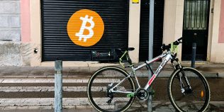 Bitcoin se prăbușește, iar piața cripto pierde trilioane de dolari. Legătura cu febra AI