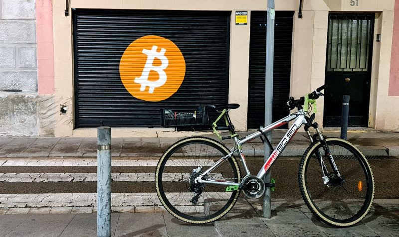 Bitcoin se prăbușește, iar piața cripto pierde trilioane de dolari. Legătura cu febra AI