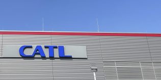 CATL câștigă bătălia mașinilor electrice. Cum a ajuns producătorul de baterii să aibă profit mai mare decât giganții auto din China