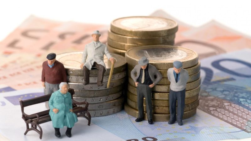 Când vor fi plătite pensiile în iulie 2026. Pensionarii ar putea primi banii mai devreme