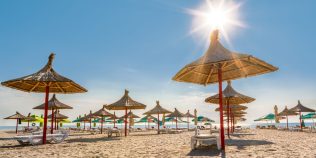 Cât costă o bere şi un şezlong în Eforie, la final de iunie 2026. Preţurile îi uimesc pe turişti