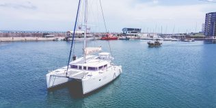 Cât costă o plimbare cu catamaranul în largul Mării Negre, la Eforie, în 2026. Copiii au acces gratuit