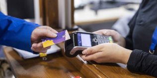Ce monedă trebuie să alegi la POS în străinătate pentru a evita costurile suplimentare. Cum poți evita cursurile dezavantajoase
