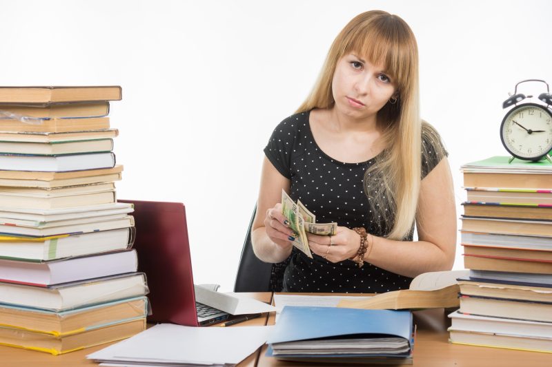 Ce salariu va avea un profesor cu 23 de ani vechime după noua lege a salarizării. Diferența față de venitul actual este uriașă