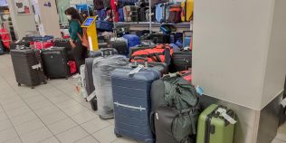 Ce se întâmplă cu bagajele nerevendicate de pe Aeroportul Otopeni. Cât timp sunt păstrate și ce se întâmplă cu ele după un an