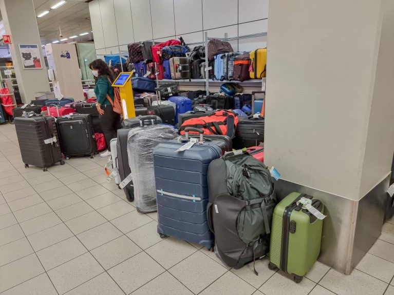 Ce se întâmplă cu bagajele nerevendicate de pe Aeroportul Otopeni. Cât timp sunt păstrate și ce se întâmplă cu ele după un an