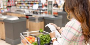 Ce se întâmplă cu plafonarea adaosului comercial la alimentele de bază. Anunțul autorităților