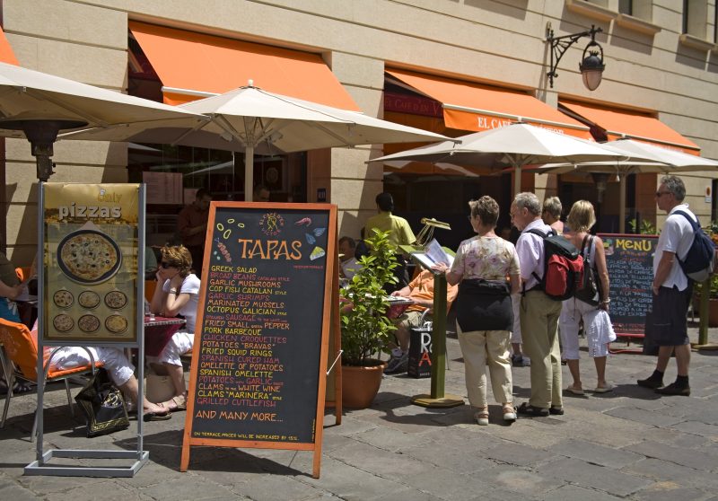 Ce sunt tapas, gustările pe care spaniolii le transformă într-un adevărat ritual. Povestea unui obicei celebru în toată lumea