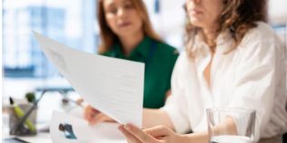 Contract pe perioadă determinată sau nedeterminată? Diferențele care îți pot influența salariul și drepturile