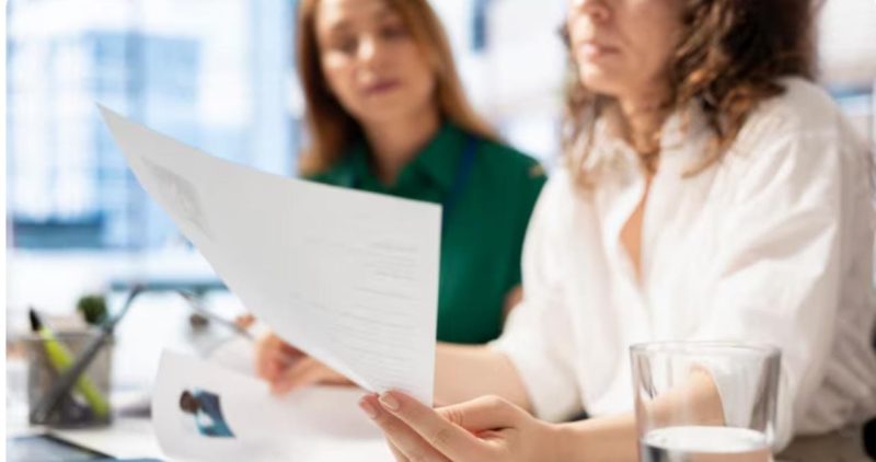Contract pe perioadă determinată sau nedeterminată? Diferențele care îți pot influența salariul și drepturile