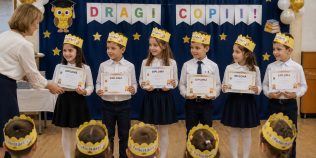 Coronițe pentru toți copiii sau premii doar pentru cei mai buni? Dezbaterea care reapare la finalul fiecărui an școlar