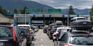 Cozi uriașe la intrarea în Grecia. Turiștii așteaptă ore întregi din cauza noului sistem biometric: „Așa va fi toată vara”