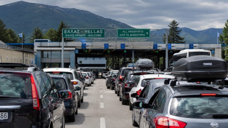 Cozi uriașe la intrarea în Grecia. Turiștii așteaptă ore întregi din cauza noului sistem biometric: „Așa va fi toată vara”