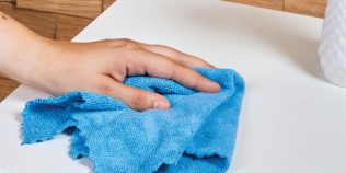 Culorile lavetelor din microfibră nu sunt întâmplătoare. Care trebuie folosită în baie, bucătărie sau dormitor