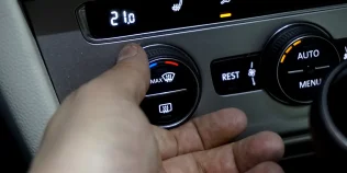 Cum răcoreşti în două minute maşina când e caniculă. Butoanele pe care să le apeşi pentru a scăpa de temperaturile insuportabile din interior