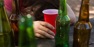 Trucul simplu care îi ajută pe oameni să reducă consumul de alcool. Rezultatele unui studiu pe aproape 8.000 de persoane
