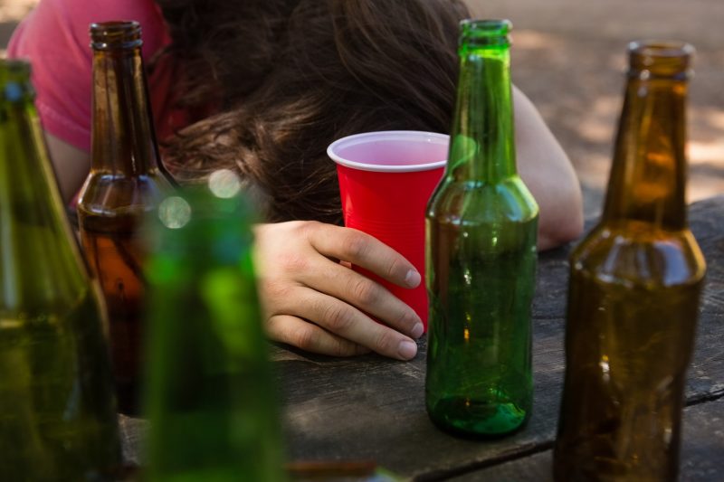 Trucul simplu care îi ajută pe oameni să reducă consumul de alcool. Rezultatele unui studiu pe aproape 8.000 de persoane