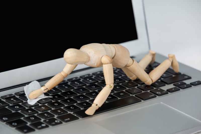 Greșeala care îți poate distruge laptopul când îl cureți. Ce recomandă experții pentru întreținerea corectă a computerului