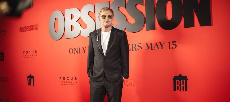 După succesul uriaș al „Obsession”, regizorul Curry Barker primește un contract de milioane pentru următorul film horror