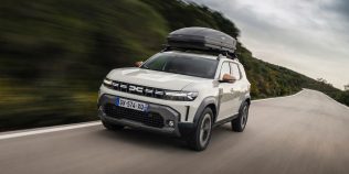 Dacia pe autostradă cu patru pasageri și bagaje: ce motorizări se simt confortabil și care obosesc