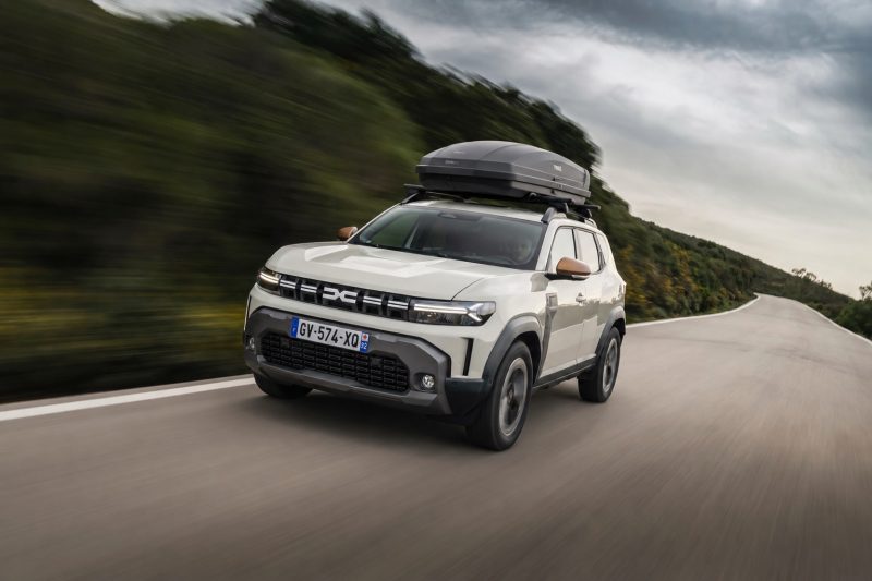 Dacia pe autostradă cu patru pasageri și bagaje: ce motorizări se simt confortabil și care obosesc