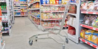 De ce supermarketurile montează aceste bucle metalice pe cărucioare. Funcția lor este ingenioasă