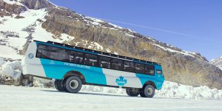 Primul autobuz electric pentru ghețari duce 52 de turiști pe Athabasca: reduce până la 300 kg de CO2 pe zi de operare