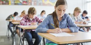 Elevii se întorc la școală cu reguli noi. Cum vor arăta testele și evaluările din toamnă. Profesorii care nu respectă noile reguli riscă sancțiuni