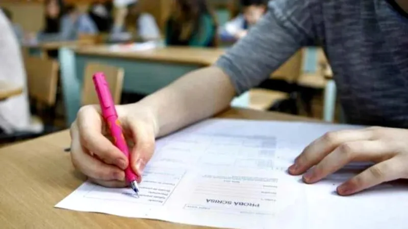 Evaluarea Națională 2026 începe astăzi. Elevii de clasa a VIII-a susțin prima probă scrisă la Limba română