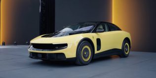 Acțiunile Ferrari au căzut după primul EV, dar clienții stau la coada bolidului de 590.000 de euro. De ce scandalul online nu spune toată povestea