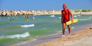 Greşeala care l-a costat viaţa pe turistul neamţ care a venit în vacanţă pe litoralul românesc. Avertismentul specialiştilor pentru cei care ajung la mare zilele acestea
