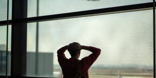 Hainele din cauza cărora nu ţi se permite accesul în avion. La ce să fii atent vara aceasta când pleci în concediu