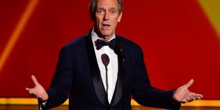 Hugh Laurie a răspuns viral după ce o jurnalistă a spus că toate episoadele din Doctor House sunt la fel. Replica actorului a făcut furori online