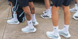 Jucătorii internaționali ai naționalelor Spaniei, Germaniei, Argentinei, Japoniei și Mexicului poartă pantofii personalizați adidas Originals Hyperboost Euphoria în  timpul meciurilor de deschidere FIFA World Cup 2026