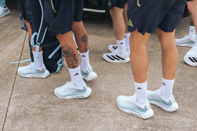 Jucătorii internaționali ai naționalelor Spaniei, Germaniei, Argentinei, Japoniei și Mexicului poartă pantofii personalizați adidas Originals Hyperboost Euphoria în  timpul meciurilor de deschidere FIFA World Cup 2026