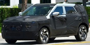 Hyundai pregătește un Kona EV complet schimbat. SUV-ul electric mic devine mai robust și primește tehnologie cu AI