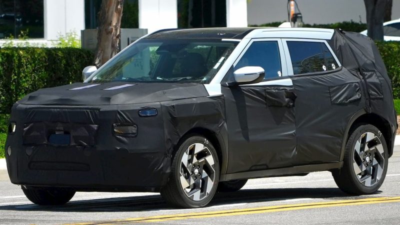 Hyundai pregătește un Kona EV complet schimbat. SUV-ul electric mic devine mai robust și primește tehnologie cu AI