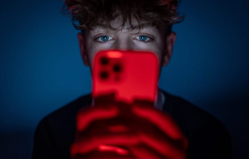 Interzicerea rețelelor sociale pentru copii și adolescenți sună bine, dar internetul nu se repară apăsând pe un singur buton