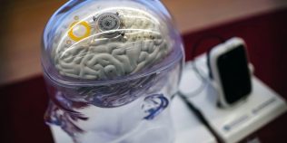 China o ia înaintea lui Elon Musk în cursa cipurilor pe creier. Primul implant cerebral aprobat comercial îi ajută pe pacienții paralizați să-și miște mâna