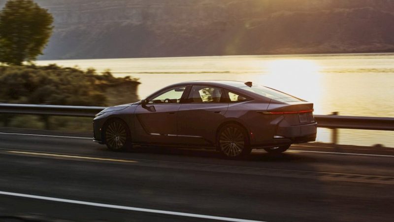 Lexus are un sedan electric mai ieftin decât Audi și BMW, dar autonomia reală spune o poveste complicată