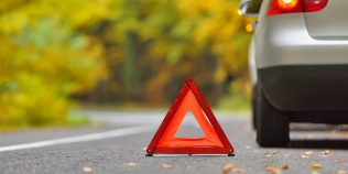Direcție care „agață” pe centru la drum drept: servo electric, coloană sau anvelope, de unde pornești