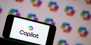 Microsoft lansează Copilot Cowork pentru toată lumea. Noua unealtă AI promite să preia sarcini complexe și să reducă semnificativ timpul de lucru