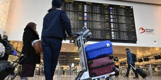 Mii de zboruri din iarnă ar putea fi anulate, avertizează companiile aeriene. Se fac reduceri masive de personal