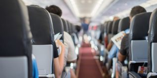 Noi reguli pentru călătoriile cu avionul. Pasagerii agresivi riscă să nu mai poată zbura cu nicio companie aeriană