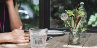 Obligatoriu apa gratuită servită la masă în restaurante. „Exact cum se întâmplă în Franța, Spania, Italia și, practic, în toată Europa civilizată”